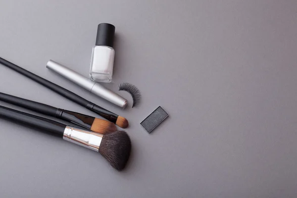 Hermoso maquillaje sobre un fondo gris . — Foto de Stock