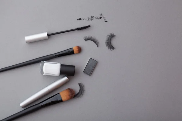 Vacker makeup på grå bakgrund. — Stockfoto