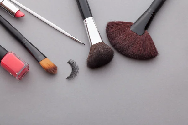 Schönes Make-up auf grauem Hintergrund. — Stockfoto