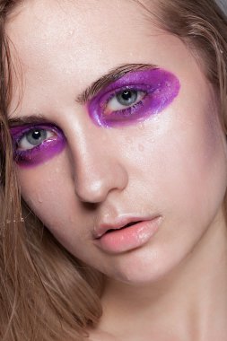 Çok güzel bir kız ile su kuyusu-damat cilt yüzü.