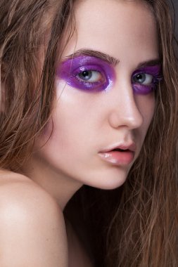 Güzel makyaj ile çok güzel bir genç kız.