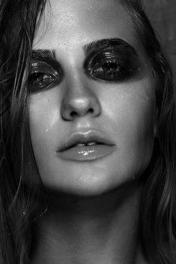 Güzel makyaj ile çok güzel bir genç kız.