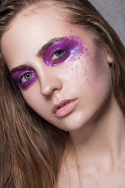 Çok güzel bir kız ile su kuyusu-damat cilt yüzü.