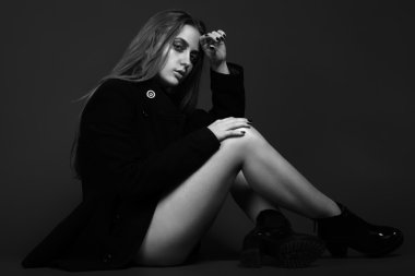 Güzel makyaj ile çok güzel bir genç kız.