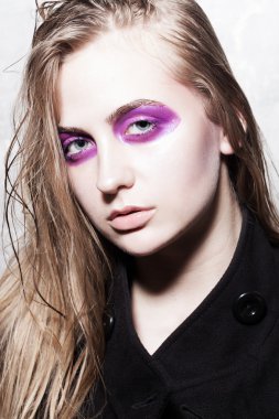 Güzel makyaj ile çok güzel bir genç kız.