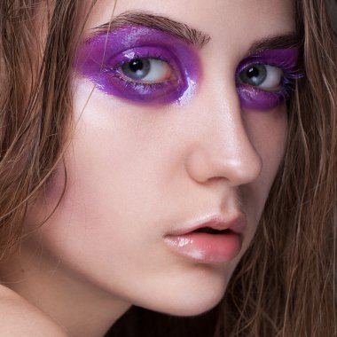 Çok güzel bir kız ile su kuyusu-damat cilt yüzü.