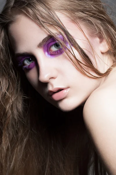 Mycket vacker ung flicka med vacker makeup. — Stockfoto