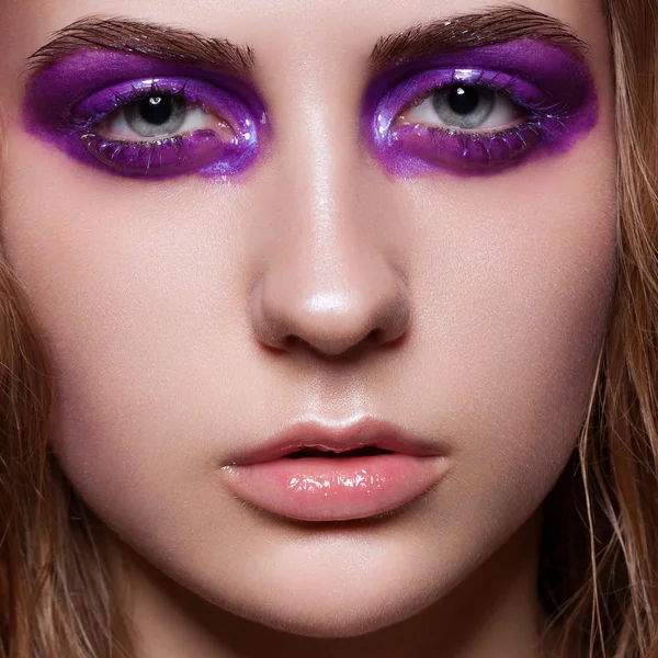 Çok güzel bir kız ile su kuyusu-damat cilt yüzü.