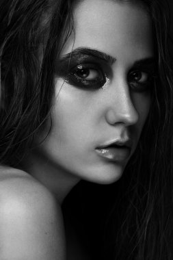 Güzel makyaj ile çok güzel bir genç kız.