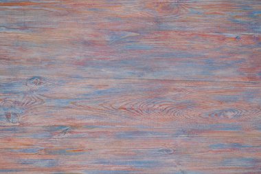 Bir manzara içinde güzel ahşap masa.