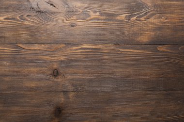 Bir manzara içinde güzel ahşap masa.