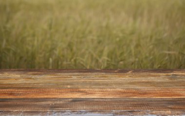 Bir manzara içinde güzel ahşap masa.