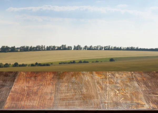 Schöner Vintage-Tisch vor dem Hintergrund der Landschaft. — Stockfoto