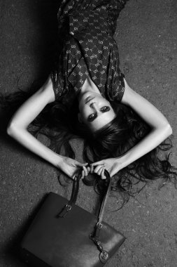 Şık çanta niteliğine kızla.