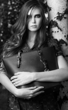 Şık çanta niteliğine kızla.