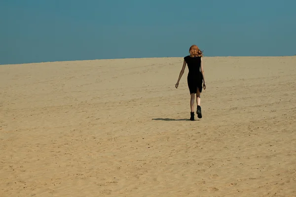 Menina sexy no deserto . — Fotografia de Stock