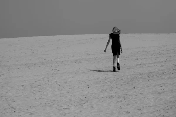 Σέξι κορίτσι στην έρημο. — Φωτογραφία Αρχείου