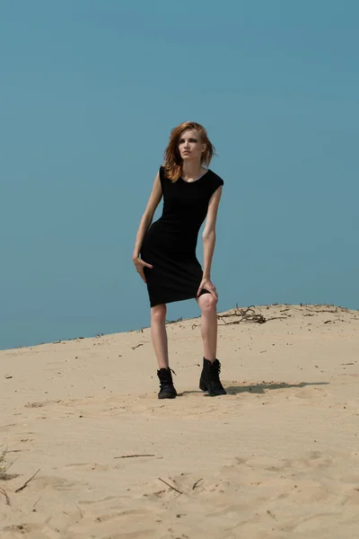 Sexy girl in the desert. — Stock Photo, Image