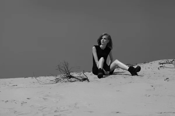 砂漠でセクシーな女の子. — ストック写真