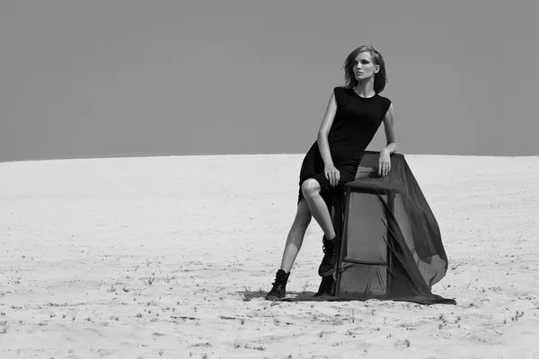 Sexy girl in the desert. — Stock Photo, Image