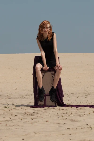 Sexy girl in the desert. — Stock Photo, Image