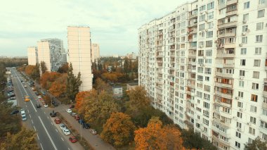 Sonbaharda yüksek bir yerden parkta dönme dolap cazibesi.