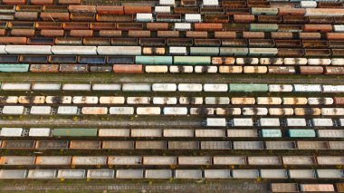 Çok sayıda arabanın yüksekliğinden güzel bir manzara..