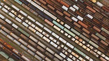 Çok sayıda arabanın yüksekliğinden güzel bir manzara..