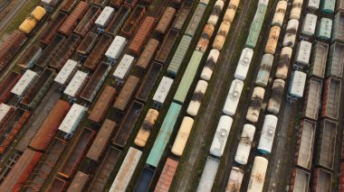 Çok sayıda arabanın yüksekliğinden güzel bir manzara..