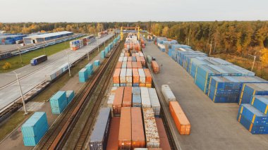 Çok sayıda arabanın yüksekliğinden güzel bir manzara..