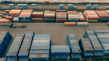 Çok sayıda arabanın yüksekliğinden güzel bir manzara..