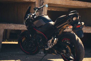 Sportif siyah Suzuki motosikleti.