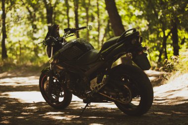 Sportif siyah Suzuki motosikleti.