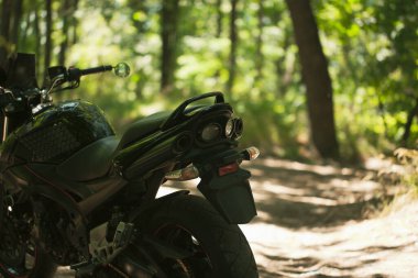 Sportif siyah Suzuki motosikleti.