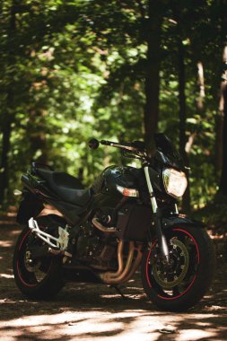 Sportif siyah Suzuki motosikleti.