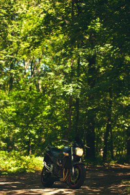 Sportif siyah Suzuki motosikleti.