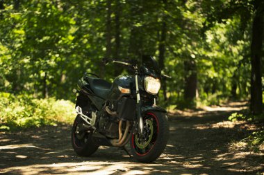 Sportif siyah Suzuki motosikleti.