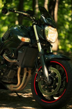 Sportif siyah Suzuki motosikleti.