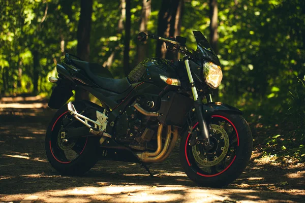 Спортивний Чорний Suzuki Мотоцикл Своєю Природою — стокове фото