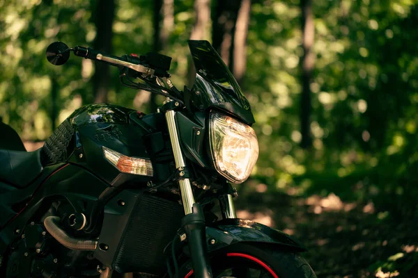 Sportig Svart Suzuki Motorcykel Naturen — Stockfoto