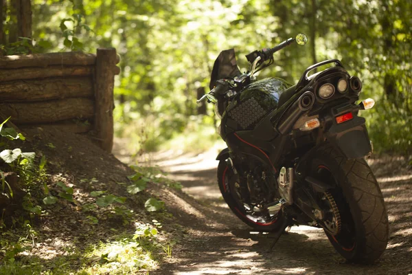 Sportieve Zwarte Suzuki Motorfiets Natuur — Stockfoto