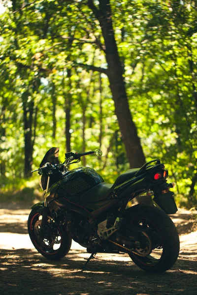 Sporty Czarny Suzuki Motocykl Przyrodzie — Zdjęcie stockowe