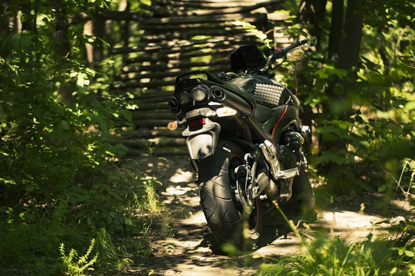 Sportieve Zwarte Suzuki Motorfiets Natuur — Stockfoto