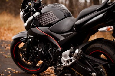 Siyah Suzuki GSR600 motosiklet doğada.