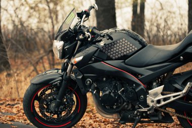 Siyah Suzuki GSR600 motosiklet doğada.