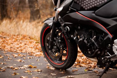 Siyah Suzuki GSR600 motosiklet doğada.