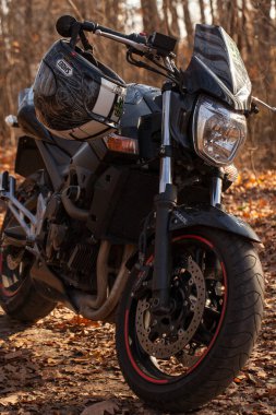 Siyah Suzuki GSR600 motosiklet doğada.