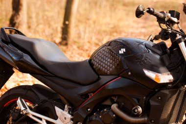 Siyah Suzuki GSR600 motosiklet doğada.