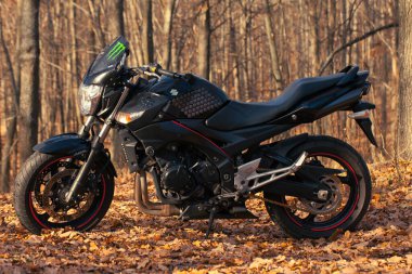 Siyah Suzuki GSR600 motosiklet doğada.