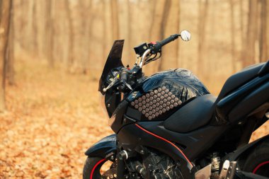 Siyah Suzuki GSR600 motosiklet doğada.